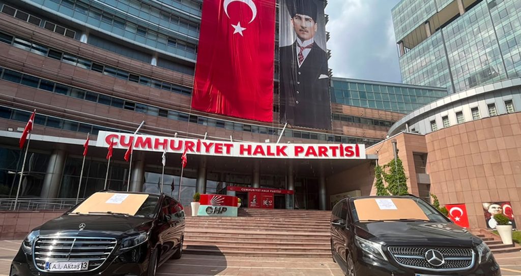 ‘Uzlaşı’ açıklaması sonrası Kılıçdaroğlu 2 aracı satışa çıkardı! uzlasi-aciklamasi-sonrasi-kilicdaroglu-2-araci-satisa-cikardi-QjvgZWSZ.jpg