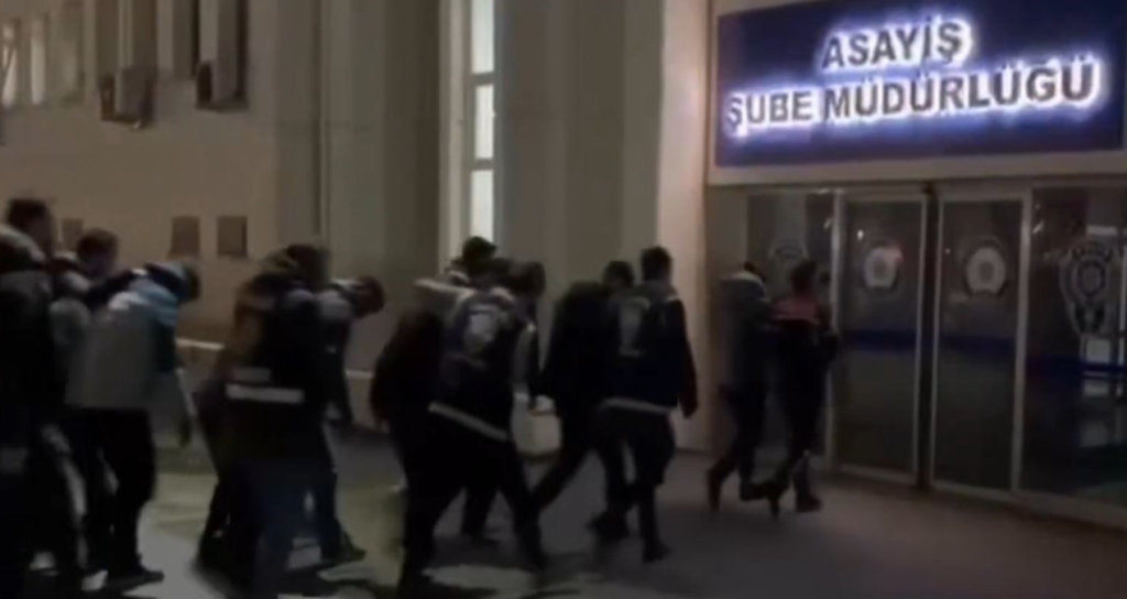 17-ilde-nitelikli-dolandiricilik-operasyonu-261-tutuklama-rEMSfpTu.jpg