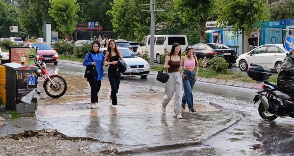 2 ili sağanak vurdu! Meteoroloji uyarmıştı