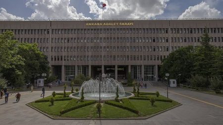 Adliyedeki rüşvet pazarlığını savcı duydu. “İnfazını 100 bin liraya erteletirim” diyen sahte yazı işleri müdürü yakalandı Adliyedeki rüşvet pazarlığını savcı duydu. “İnfazını 100 bin liraya erteletirim” diyen sahte yazı işleri müdürü yakalandı
