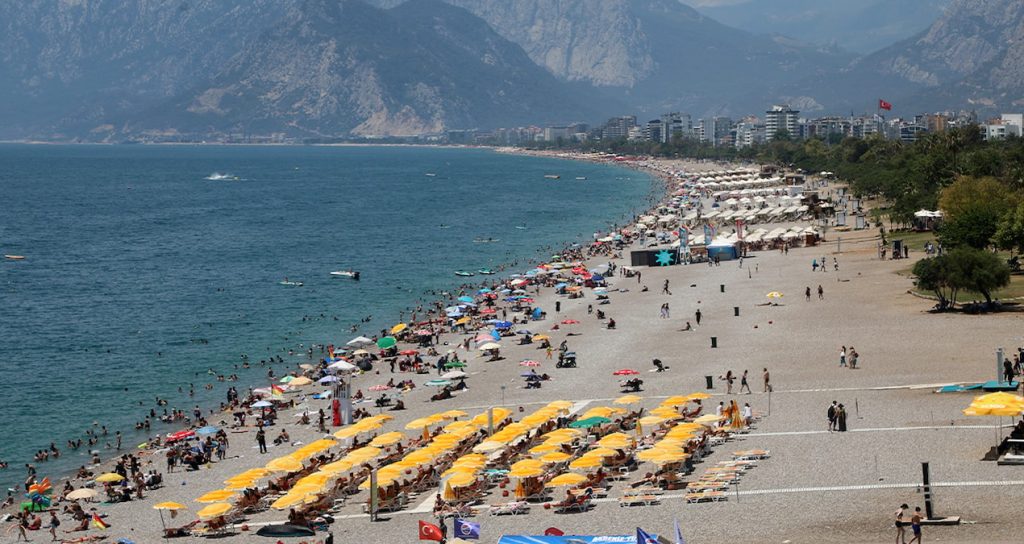 Antalya’da sahiller doldu taştı