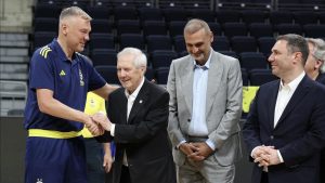 Aziz Yıldırım’dan maç öncesi basketbol takımına ziyaret aziz-yildirimdan-mac-oncesi-basketbol-takimina-ziyaret-1FRfgRGU.jpg