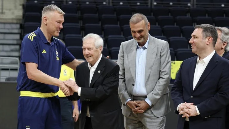 Aziz Yıldırım’dan maç öncesi basketbol takımına ziyaret