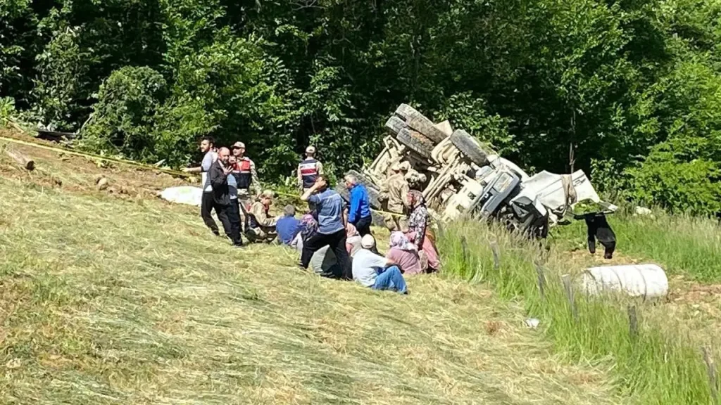 Beton mikseri 150 metrelik dik yamaçtan yuvarlandı: 2 ölü, 1 yaralı Beton mikseri 150 metrelik dik yamaçtan yuvarlandı: 2 ölü, 1 yaralı