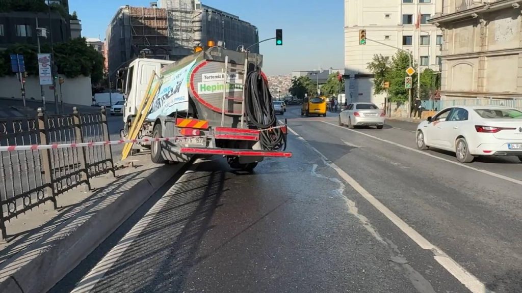 beyoglunda-belediye-araci-refuje-carpti-bmSqT5O4.jpg