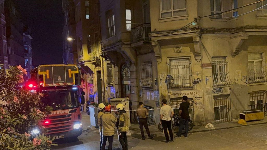 Beyoğlu’nda korkutan gece: 5 katlı binada göçük, bina mühürlendi