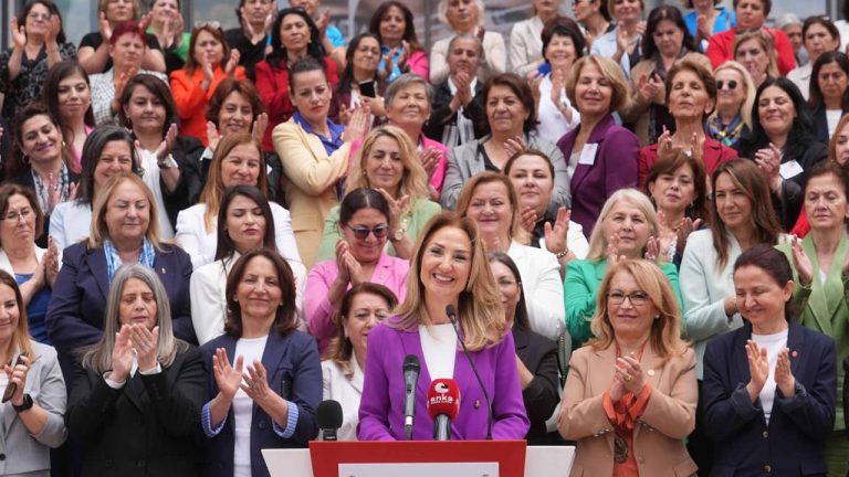 CHP’nin eski il kadın kolları başkanlarından Özgür Özel’e destek