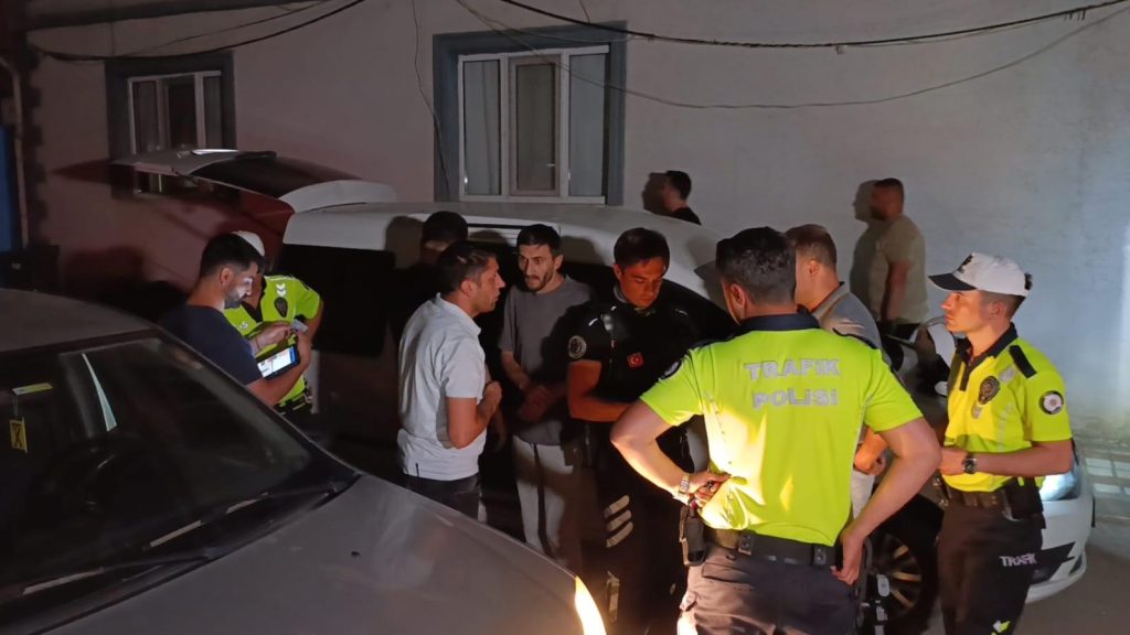 “Dur” ihtarına uymayan alkollü sürücüye 710 bin lira ceza “Dur” ihtarına uymayan alkollü sürücüye 710 bin lira ceza