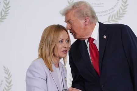 Eine harte Antwort kam von Meloni, der ihm, wie er sagte, um das Foto „angebettelt“ habe. Eine harte Antwort kam von Meloni, der ihm, wie er sagte, um das Foto „angebettelt“ habe.