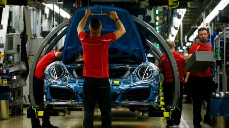 Erstmals nach dem Krieg stieg die Industrieproduktion in Deutschland