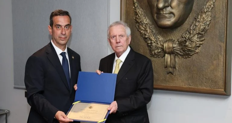 Fenerbahçe Başkanı Aziz Yıldırım ve yönetim kurulu üyeleri, mazbatalarını aldı