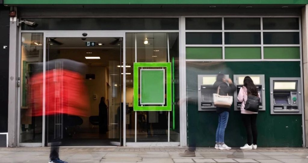 Giant bank’s decision to downsize: It is closing 233 branches Giant bank’s decision to downsize: It is closing 233 branches