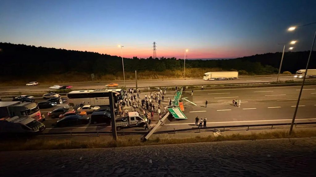 hafriyat-kamyonu-carpti-tabela-devrildi-yol-trafige-kapatildi-8hXXgWuA.jpg