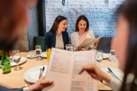 Kafe ve restoranlarda yeni dönem haftaya başlıyor. Kafe ve restoranlarda yeni dönem haftaya başlıyor.