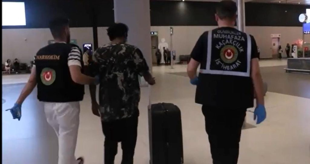 İstanbul Havalimanı’nda İspanyol yolcunun valizinden çıkanlar şoke etti