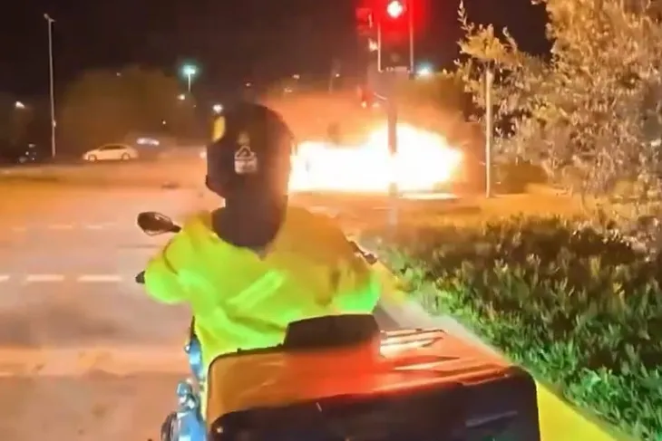 Maltepe Sahili’nde kazada otomobil alev topuna döndü