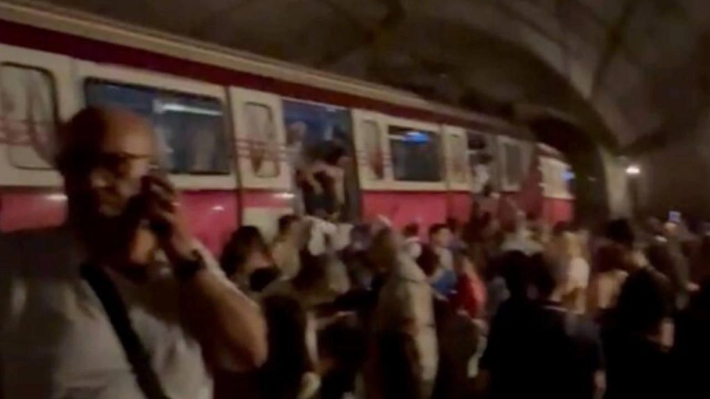 İstanbul’da metro raydan çıktı: Yolcular tahliye edildi İstanbul’da metro raydan çıktı: Yolcular tahliye edildi