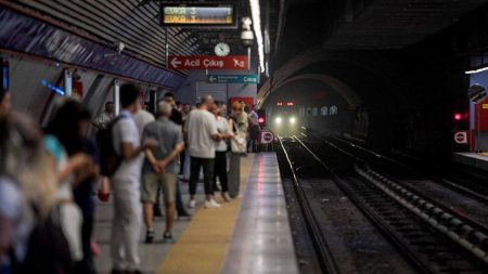 İzmir Metrosu’nda kablo hırsızlığı seferleri aksattı