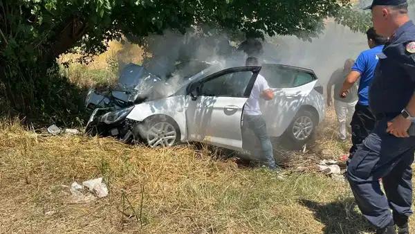 İzmir’de otomobil, ağaca çarptı: 4 ağır yaralı izmirde-otomobil-agaca-carpti-4-agir-yarali-QyOnz1UY.jpg