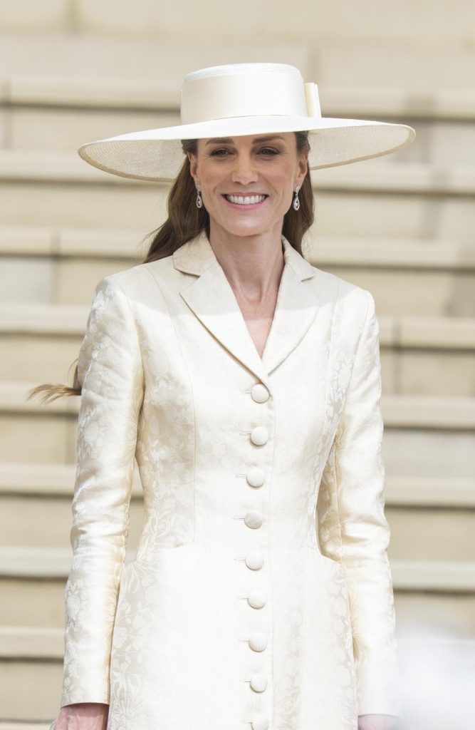 kate-middleton-ozel-tasarim-patrick-mcdowell-ile-britanya-zanaatk-rligini-selamladi-JSkZyI4e.jpg
