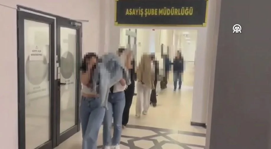 Kocaeli merkezli fuhuş operasyonunda 18 şüpheli yakalandı Kocaeli merkezli fuhuş operasyonunda 18 şüpheli yakalandı