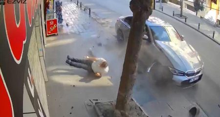 Kontrolden çıkan otomobil kaldırımdaki yayaya çarptı
