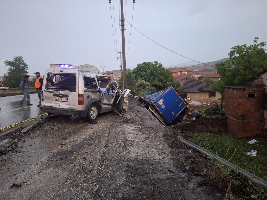 Kula’da zincirleme kaza. 2 ölü, 4 yaralı Kula’da zincirleme kaza. 2 ölü, 4 yaralı