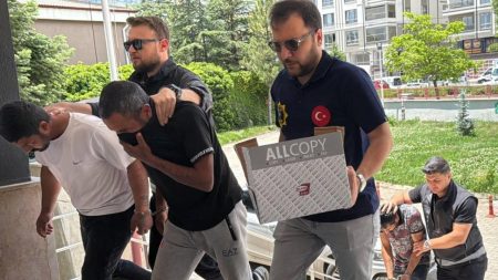 Otomobilin vites körüğünde uyuşturucu sevkiyatı: 2 tutuklama