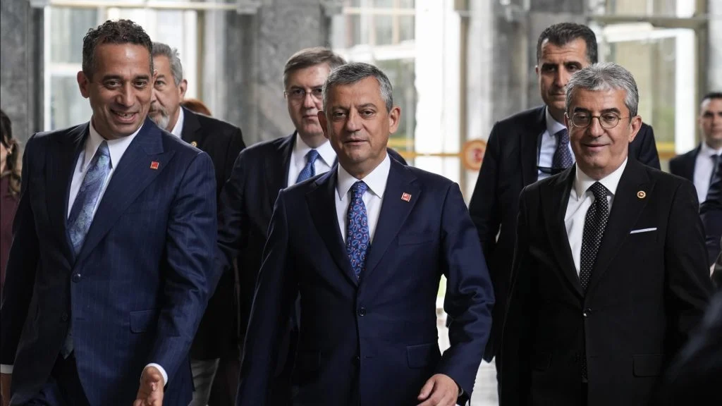 ozgur-ozel-cephesinde-15-gunluk-sure-bitti-gozler-genel-merkeze-cevrildi-7SQUHx3Q.jpg