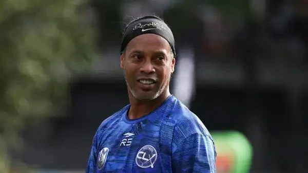 Ronaldinho 46 yaşında futbola geri döndü