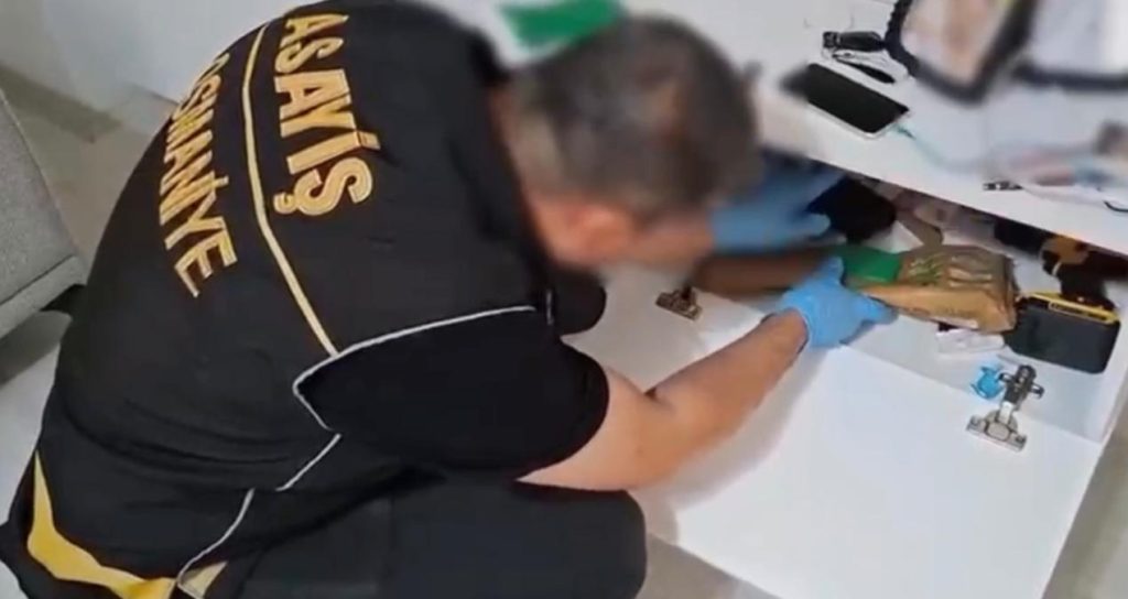 Telefon dolandırıcılarına açık hat temin eden şüphelilere kelepçe Telefon dolandırıcılarına açık hat temin eden şüphelilere kelepçe