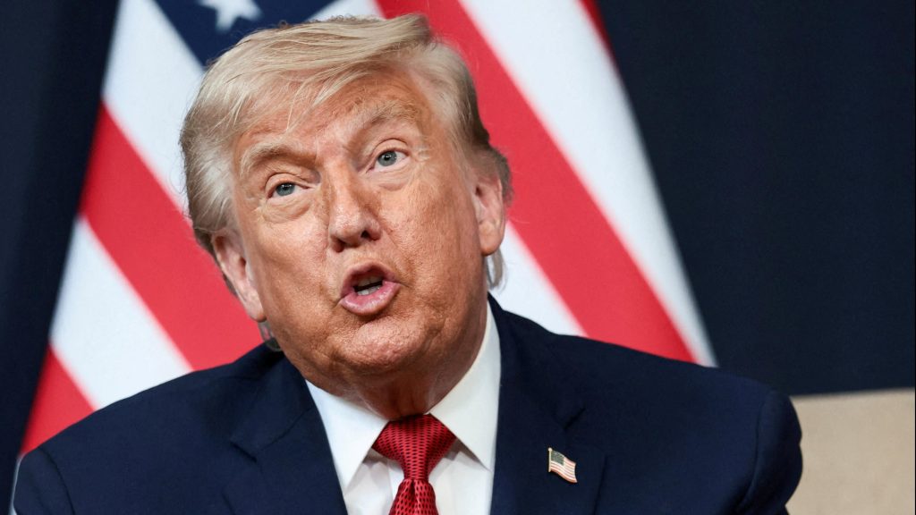 Trump, İran anlaşmasını eleştirenlere yüklendi. Trump, İran anlaşmasını eleştirenlere yüklendi.