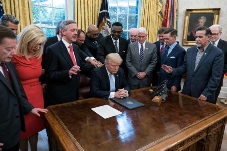 ABD’de Demokrat rahipler seçimlerde Trump’a meydan okuyor ABD’de Demokrat rahipler seçimlerde Trump’a meydan okuyor
