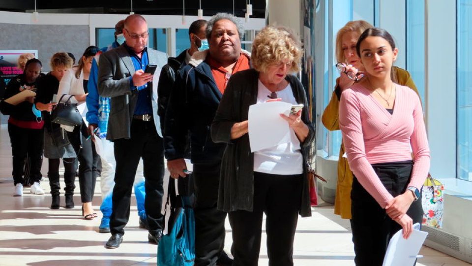 ABD’de işsizlik maaşı başvuruları beklentilerin altında arttı ABD’de işsizlik maaşı başvuruları beklentilerin altında arttı