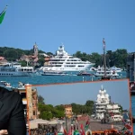ABD’nin milyarder iş insanı ve İtalya Büyükelçisi Tilman Fertitta ultra lüks yatı Boardwalk’la gittiği Venedik’te protesto edildi