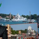 ABD’nin milyarder iş insanı ve İtalya Büyükelçisi Tilman Fertitta ultra lüks yatı Boardwalk’la gittiği Venedik’te protesto edildi