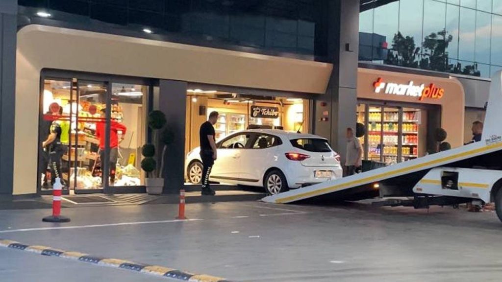 Akaryakıt istasyonundaki otomobil markete daldı: Müşteri yaralandı