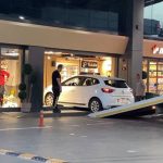 Akaryakıt istasyonundaki otomobil markete daldı: Müşteri yaralandı
