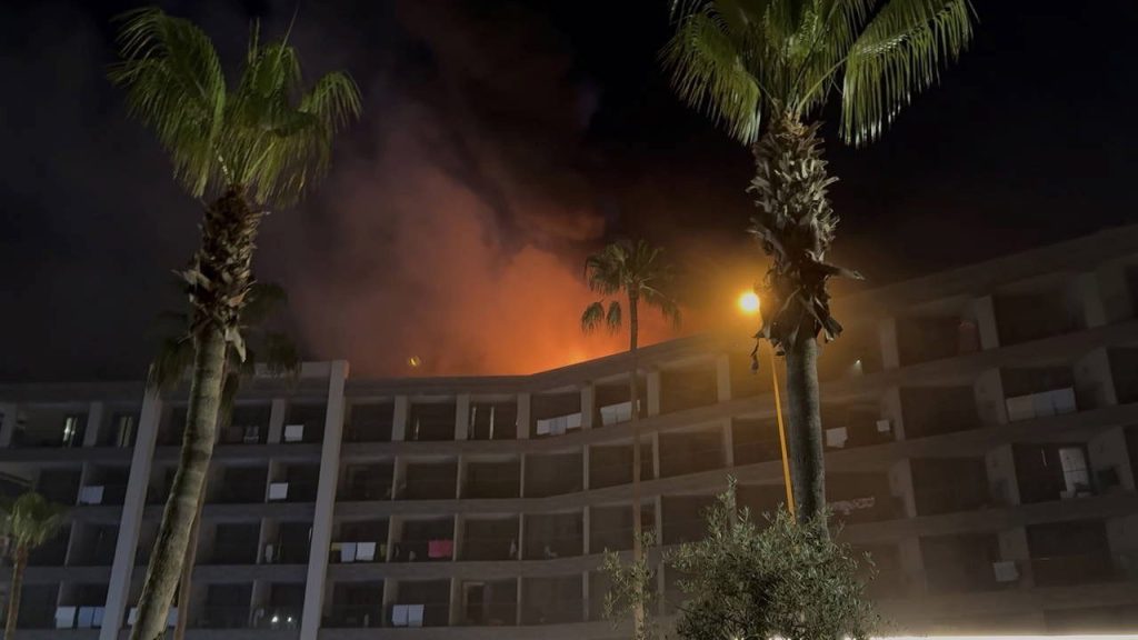 Alanya’da otel çatısında yangın paniği Alanya’da otel çatısında yangın paniği