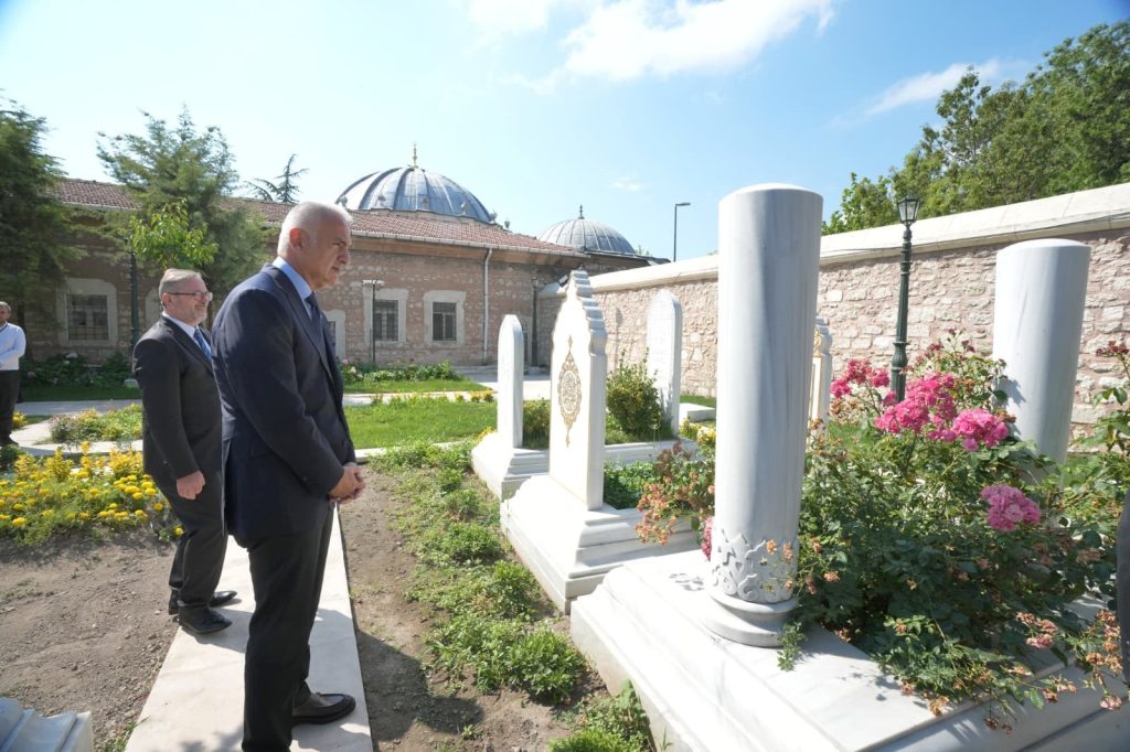 Bakan Ersoy’dan Fatih Külliyesi Haziresi’ne ziyaret. “Bıraktıkları mirastan ilham almaya devam edeceğiz” Bakan Ersoy’dan Fatih Külliyesi Haziresi’ne ziyaret. “Bıraktıkları mirastan ilham almaya devam edeceğiz”
