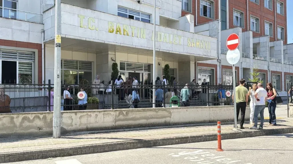 Bartın Adliyesi’nde yangın paniği Bartın Adliyesi’nde yangın paniği