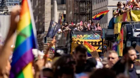 Berlin’de LGBT yürüyüşü yakınında araç kalabalığa daldı: Çok sayıda yaralı Berlin’de LGBT yürüyüşü yakınında araç kalabalığa daldı: Çok sayıda yaralı