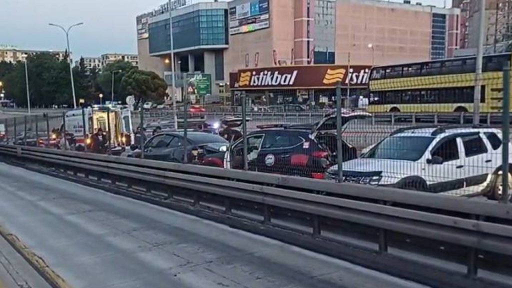 Beylikdüzü’nde 3 araç birbirine girdi: 1 kişi yaralandı Beylikdüzü’nde 3 araç birbirine girdi: 1 kişi yaralandı