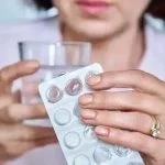 Bilim insanları, erkek denek profiline göre belirlenen ilaçların karşı cins için ‘aşırı doz’ anlamına geldiğini savunuyor: Kadınlar yan etkilere daha açık