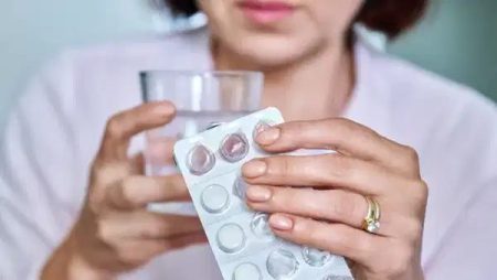 Bilim insanları, erkek denek profiline göre belirlenen ilaçların karşı cins için ‘aşırı doz’ anlamına geldiğini savunuyor: Kadınlar yan etkilere daha açık Bilim insanları, erkek denek profiline göre belirlenen ilaçların karşı cins için ‘aşırı doz’ anlamına geldiğini savunuyor: Kadınlar yan etkilere daha açık