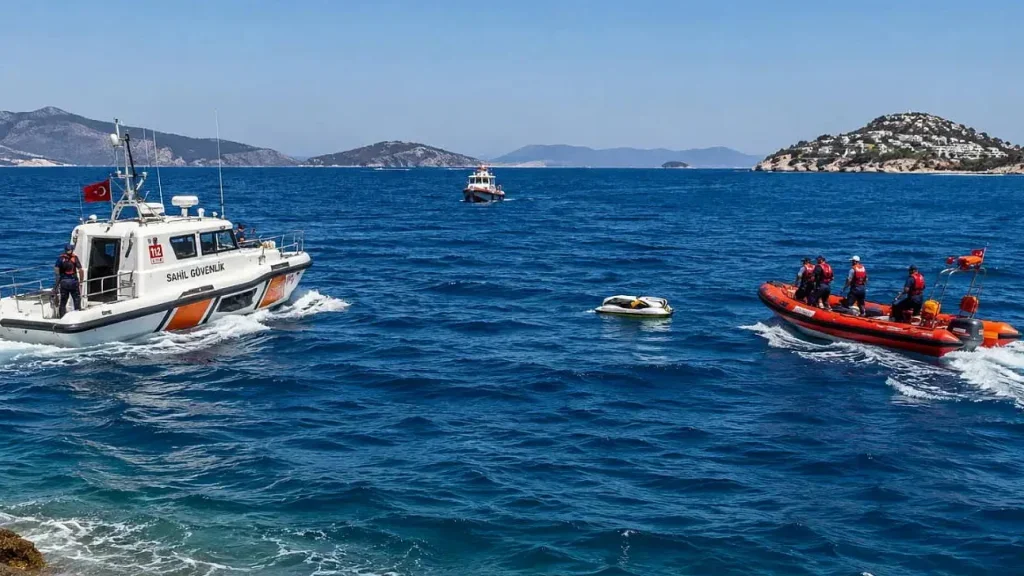 Bodrum açıklarında jet skinin alabora olması sonucu 3 kişi denizde kayboldu Bodrum açıklarında jet skinin alabora olması sonucu 3 kişi denizde kayboldu