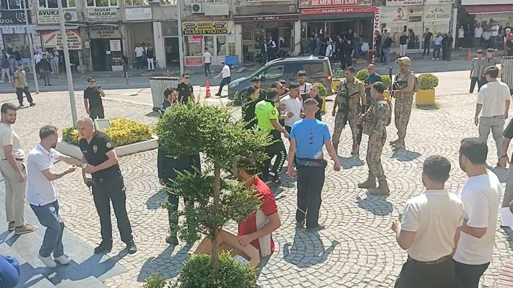 Bursa Adliyesi’nde kavga: 1’i polis 3 yaralı, 5 gözaltı Bursa Adliyesi’nde kavga: 1’i polis 3 yaralı, 5 gözaltı