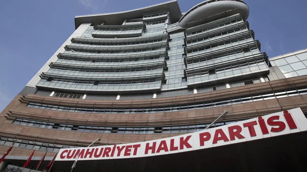 CHP, İstanbul’da 7 ilçe yönetimini görevden aldı CHP, İstanbul’da 7 ilçe yönetimini görevden aldı