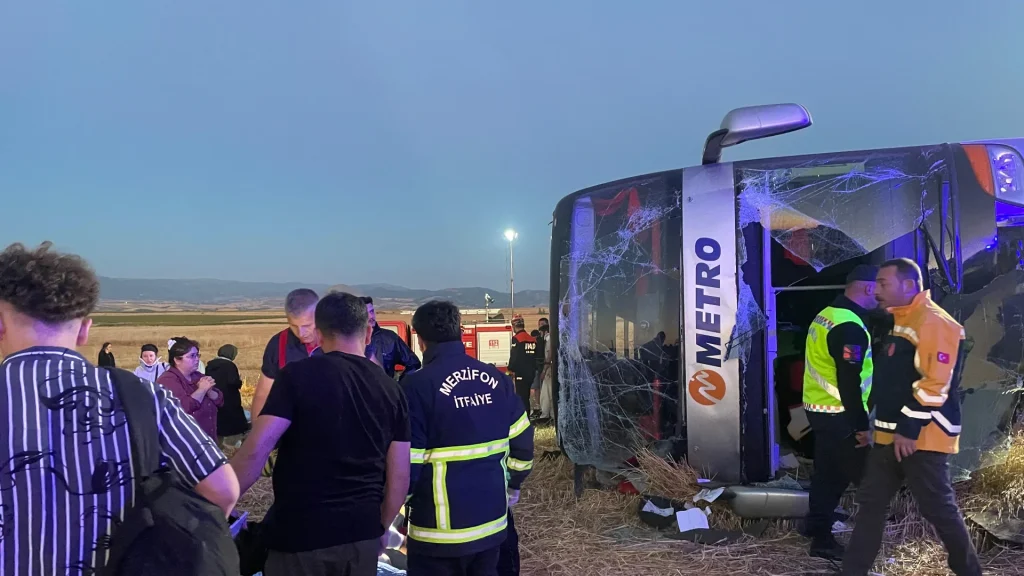 Çift katlı otobüs devrildi, 46 kişi yaralandı Çift katlı otobüs devrildi, 46 kişi yaralandı