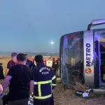 Çift katlı otobüs devrildi, 46 kişi yaralandı